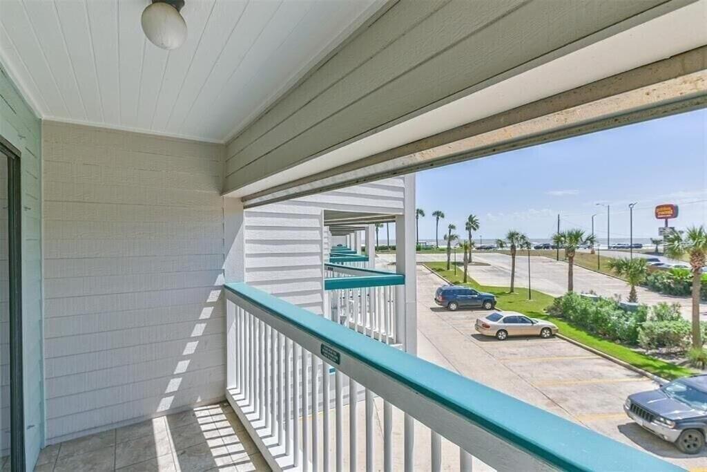 Sun Splashed Condo! Steps To Beach And 2 Pools Galveston Island Bagian luar foto