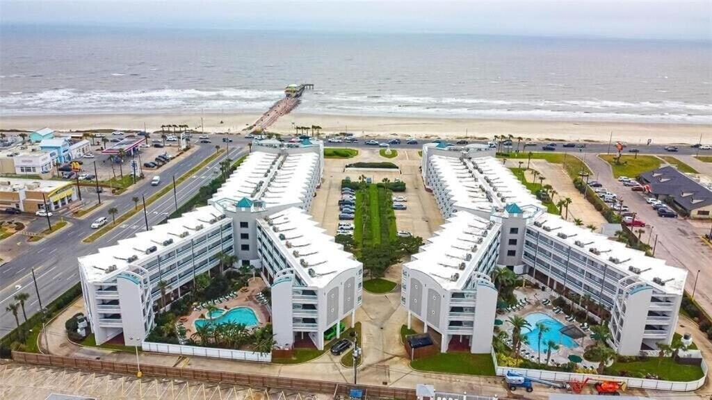 Sun Splashed Condo! Steps To Beach And 2 Pools Galveston Island Bagian luar foto