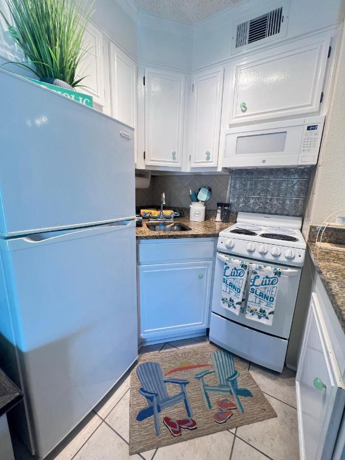 Sun Splashed Condo! Steps To Beach And 2 Pools Galveston Island Bagian luar foto